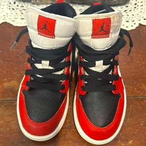 AIR JORDAN 1 MID GS
"Chicag2020used a hand full of time no low ballers please!!